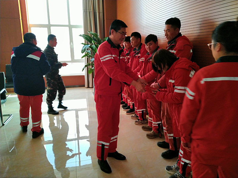 1594699493102173.jpg 五、(五)2020年春节前夕,公司工会慰问困难员工,送上每人1000元的慰问金.jpg