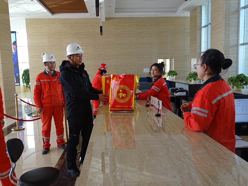 1594699524189673.jpg 五、(五)2020年元旦,宝廷集团董事长陈廷慰问坚守在一线的员工,送上亲切的慰问.jpg