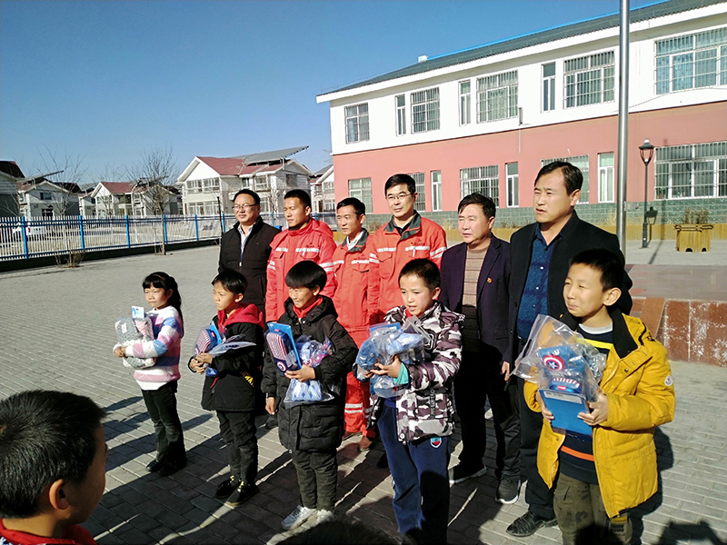 1594699537115574.jpg 五、(五)党支部慰问永利村小学5名品学兼优、家庭困难小学生.jpg