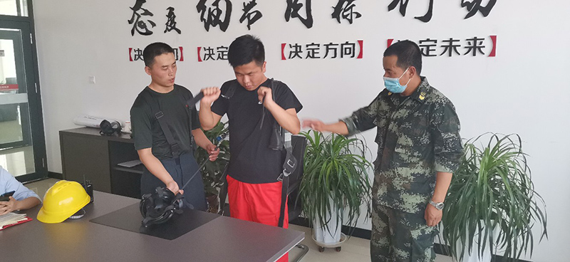 1594707764980885.jpg 五、(二)“技术党课”融入“三会一课”--消防队长为党员示范空气呼吸机使用方法.jpg