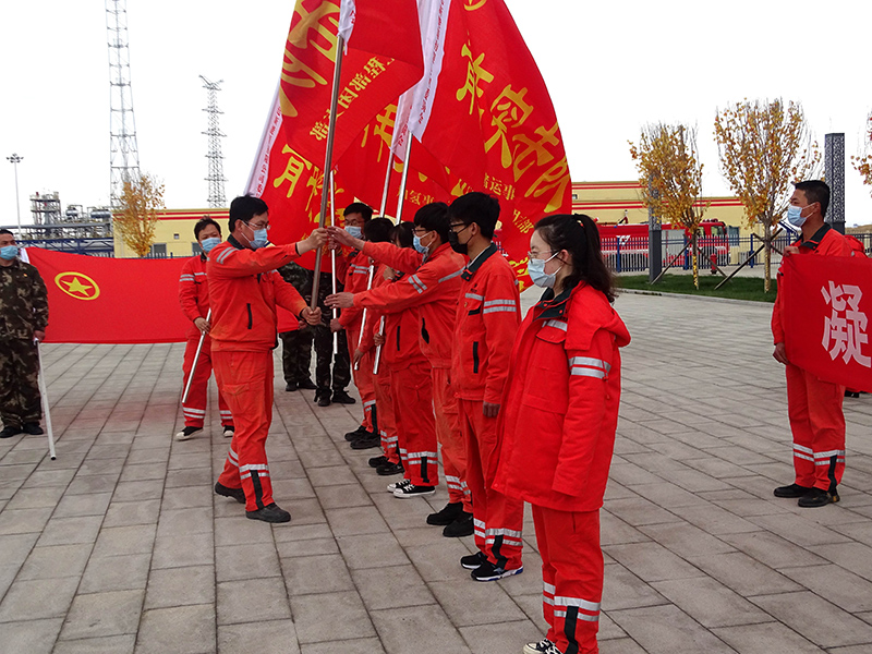 1594708474155781.jpg 三、2020年4月总经理杨社明向“青年突击队”队长授旗.JPG