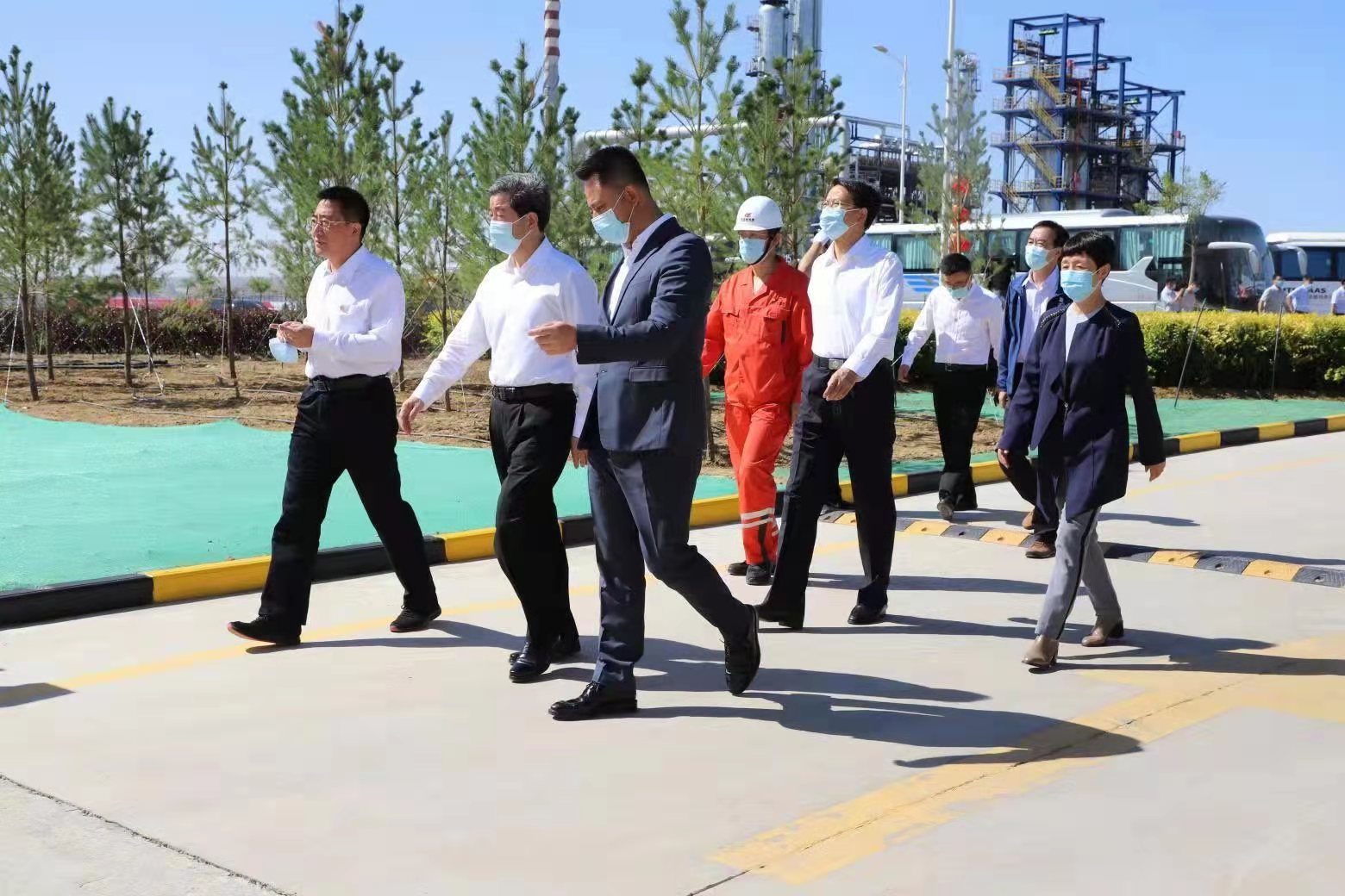 自治区领导观摩宝廷集团氢能综合利用升级改造示范项目 自治区领导观摩宝廷集团氢能综合利用升级改造示范项目