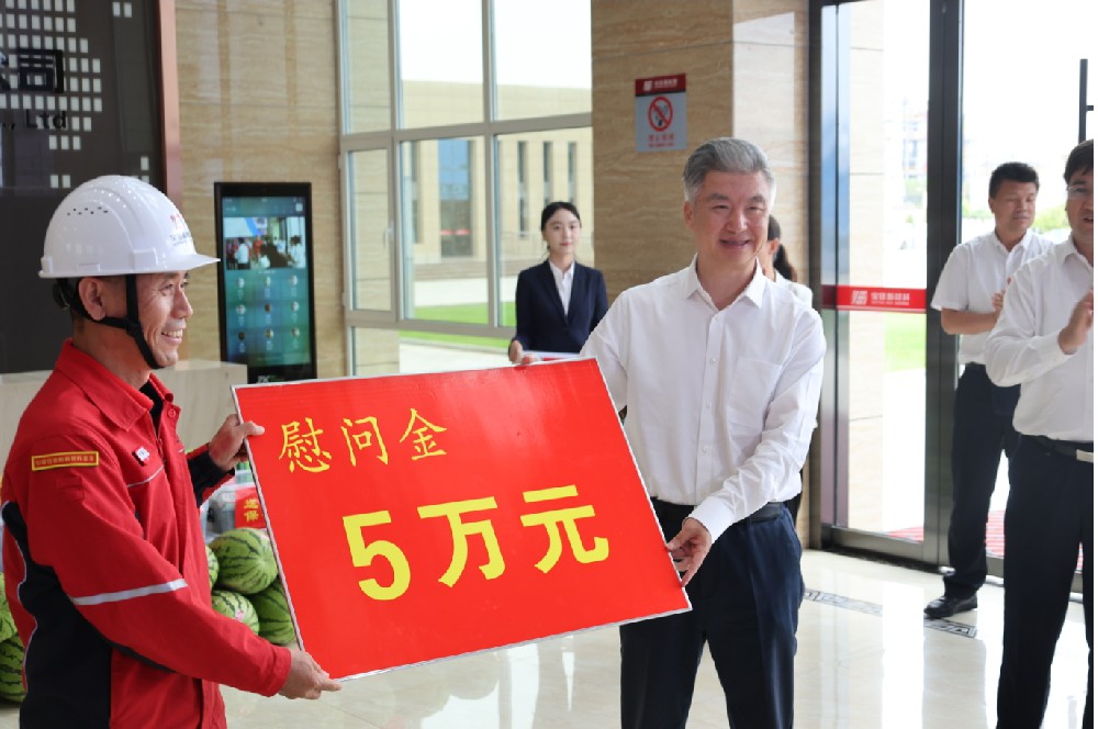 自治区党委副书记庄严一行深入伟德体育官方网站走访慰问一线职工 自治区党委副书记庄严一行深入伟德体育官方网站走访慰问一线职工
